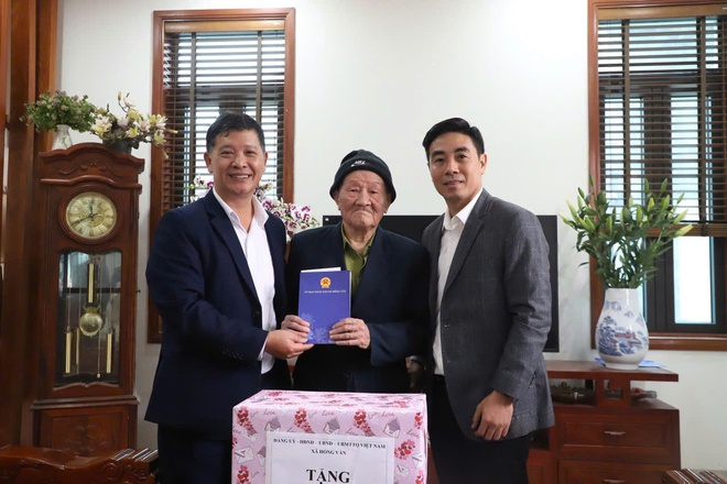 Lãnh đạo xã Hồng Vân thăm tặng quà gia đình người có công với Cách mạng và các cụ cao niên tròn 100 tuổi- Ảnh 6.