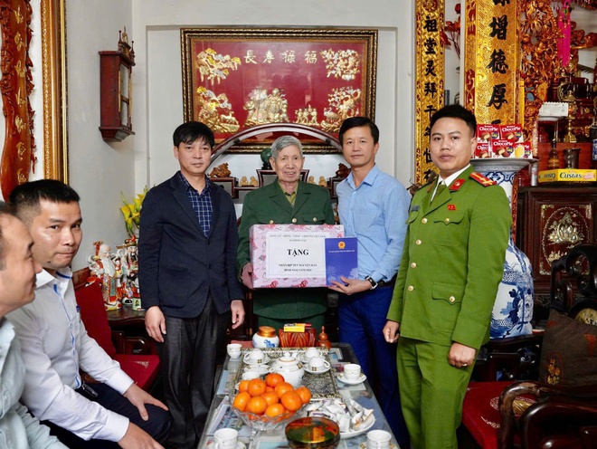 Lãnh đạo xã Hồng Vân thăm tặng quà gia đình người có công với Cách mạng và các cụ cao niên tròn 100 tuổi- Ảnh 3.