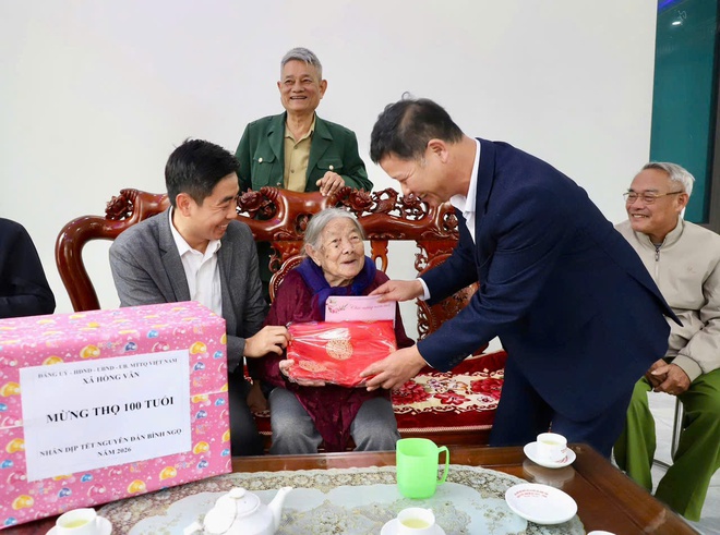 Lãnh đạo xã Hồng Vân thăm tặng quà gia đình người có công với Cách mạng và các cụ cao niên tròn 100 tuổi- Ảnh 7.