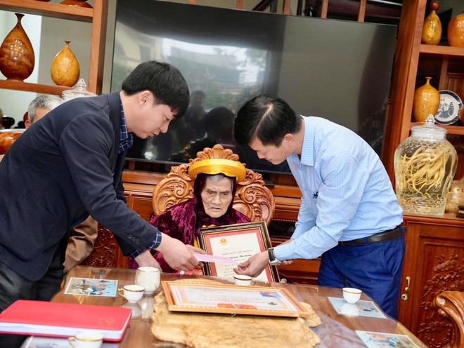 Lãnh đạo xã Hồng Vân thăm tặng quà gia đình người có công với Cách mạng và các cụ cao niên tròn 100 tuổi- Ảnh 4.