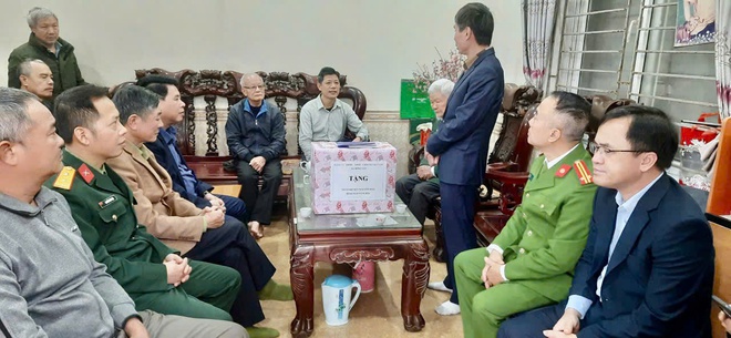 Lãnh đạo xã Hồng Vân thăm tặng quà gia đình người có công với Cách mạng và các cụ cao niên tròn 100 tuổi- Ảnh 2.