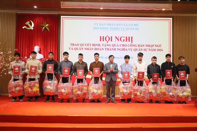 UBND XÃ CỔ ĐÔ TỔ CHỨC HỘI NGHỊ TRAO QUYẾT ĐỊNH, TẶNG QUÀ CHO CÔNG DÂN NHẬP NGŨ VÀ QUÂN NHÂN HOÀN THÀNH NGHĨA VỤ QUÂN SỰ NĂM 2026- Ảnh 3.