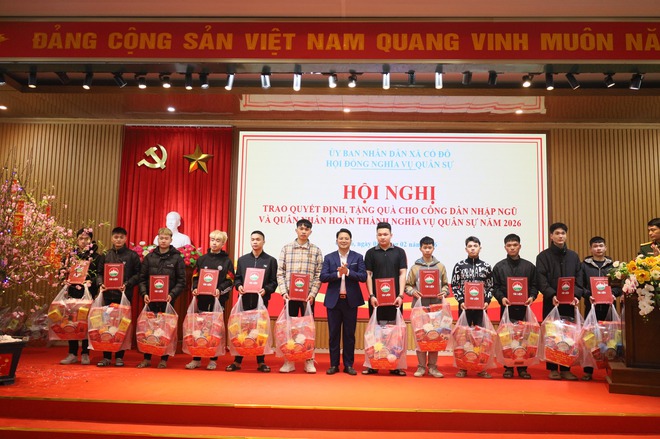 UBND XÃ CỔ ĐÔ TỔ CHỨC HỘI NGHỊ TRAO QUYẾT ĐỊNH, TẶNG QUÀ CHO CÔNG DÂN NHẬP NGŨ VÀ QUÂN NHÂN HOÀN THÀNH NGHĨA VỤ QUÂN SỰ NĂM 2026- Ảnh 4.