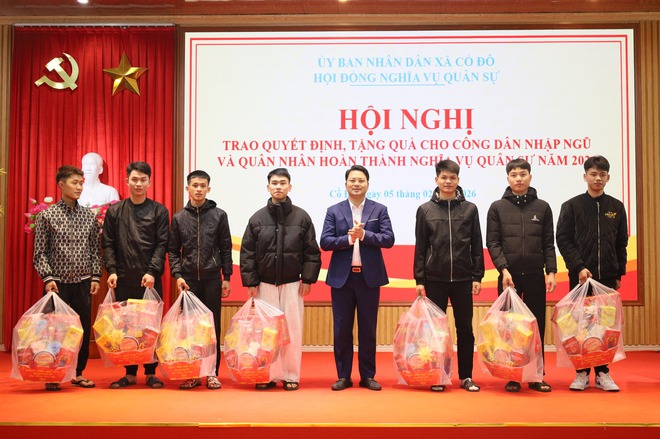 UBND XÃ CỔ ĐÔ TỔ CHỨC HỘI NGHỊ TRAO QUYẾT ĐỊNH, TẶNG QUÀ CHO CÔNG DÂN NHẬP NGŨ VÀ QUÂN NHÂN HOÀN THÀNH NGHĨA VỤ QUÂN SỰ NĂM 2026- Ảnh 5.