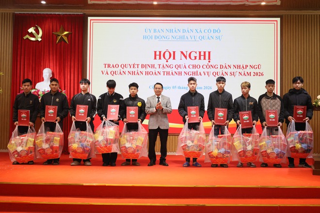 UBND XÃ CỔ ĐÔ TỔ CHỨC HỘI NGHỊ TRAO QUYẾT ĐỊNH, TẶNG QUÀ CHO CÔNG DÂN NHẬP NGŨ VÀ QUÂN NHÂN HOÀN THÀNH NGHĨA VỤ QUÂN SỰ NĂM 2026- Ảnh 6.