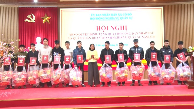 UBND XÃ CỔ ĐÔ TỔ CHỨC HỘI NGHỊ TRAO QUYẾT ĐỊNH, TẶNG QUÀ CHO CÔNG DÂN NHẬP NGŨ VÀ QUÂN NHÂN HOÀN THÀNH NGHĨA VỤ QUÂN SỰ NĂM 2026- Ảnh 7.