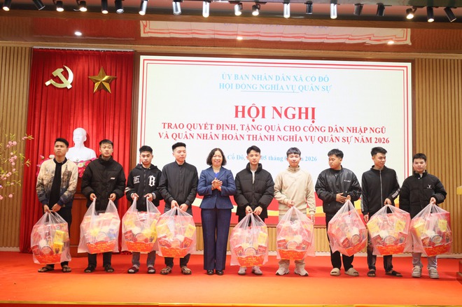 UBND XÃ CỔ ĐÔ TỔ CHỨC HỘI NGHỊ TRAO QUYẾT ĐỊNH, TẶNG QUÀ CHO CÔNG DÂN NHẬP NGŨ VÀ QUÂN NHÂN HOÀN THÀNH NGHĨA VỤ QUÂN SỰ NĂM 2026- Ảnh 1.