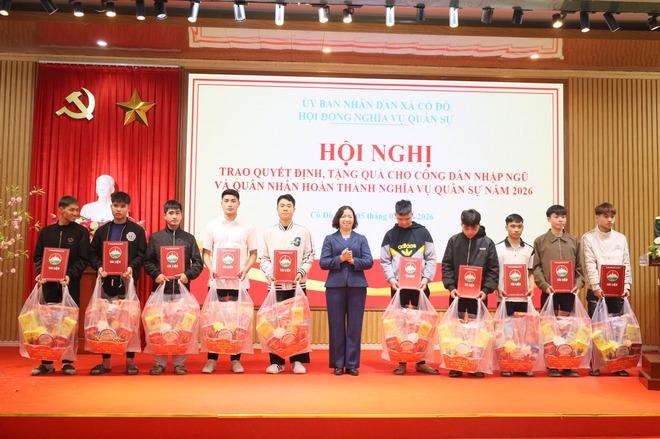 UBND XÃ CỔ ĐÔ TỔ CHỨC HỘI NGHỊ TRAO QUYẾT ĐỊNH, TẶNG QUÀ CHO CÔNG DÂN NHẬP NGŨ VÀ QUÂN NHÂN HOÀN THÀNH NGHĨA VỤ QUÂN SỰ NĂM 2026- Ảnh 2.