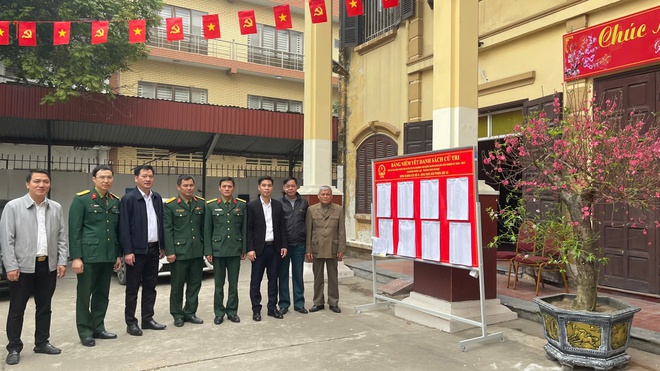 Ban bầu cử đại biểu HĐND phường Phúc Lợi nhiệm kỳ 2026-2031 ở đơn vị bầu cử số 4 kiểm tra công tác niêm yết danh sách cử tri và cơ sở vật chất chuẩn bị bầu cử tại các khu vực bỏ phiếu- Ảnh 6.