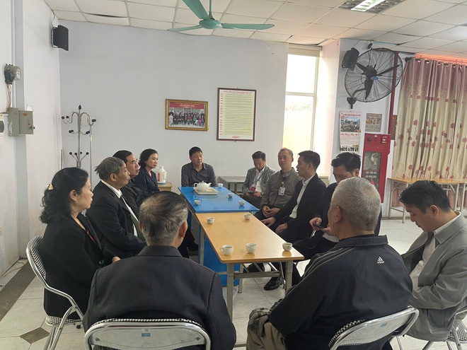 Ban bầu cử đại biểu HĐND phường Phúc Lợi nhiệm kỳ 2026-2031 ở đơn vị bầu cử số 4 kiểm tra công tác niêm yết danh sách cử tri và cơ sở vật chất chuẩn bị bầu cử tại các khu vực bỏ phiếu- Ảnh 3.