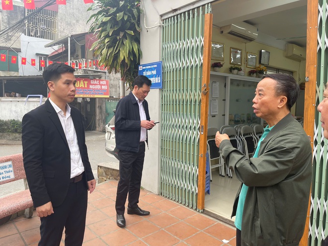 Ban bầu cử đại biểu HĐND phường Phúc Lợi nhiệm kỳ 2026-2031 ở đơn vị bầu cử số 4 kiểm tra công tác niêm yết danh sách cử tri và cơ sở vật chất chuẩn bị bầu cử tại các khu vực bỏ phiếu- Ảnh 2.