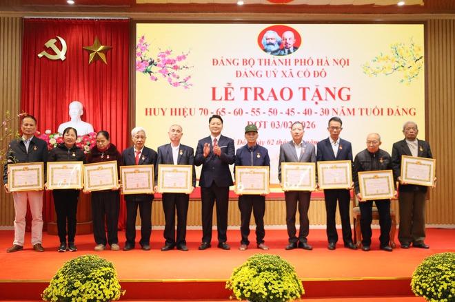 ĐẢNG ỦY XÃ CỔ ĐÔ LONG TRỌNG TỔ CHỨC LỄ TRAO TẶNG HUY HIỆU ĐẢNG ĐỢT 03/02/2026- Ảnh 1.