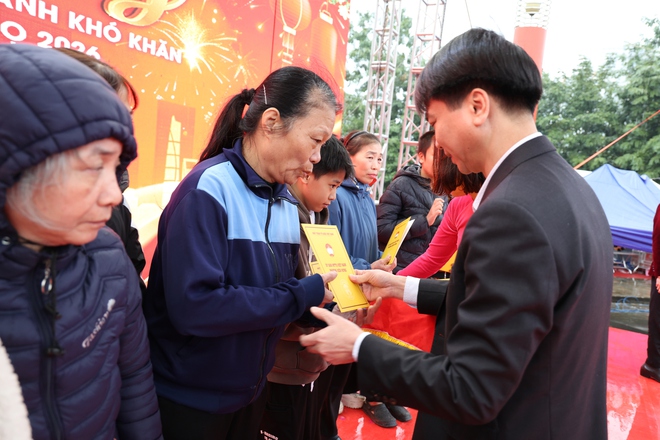“Tết sum vầy” Xuân Bính Ngọ 2026 - 200 suất quà tết trao tặng người có hoàn cảnh khó khăn trên địa bàn phường Kiến Hưng- Ảnh 4.