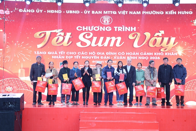 “Tết sum vầy” Xuân Bính Ngọ 2026 - 200 suất quà tết trao tặng người có hoàn cảnh khó khăn trên địa bàn phường Kiến Hưng- Ảnh 6.