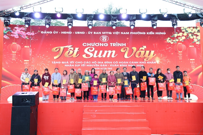 “Tết sum vầy” Xuân Bính Ngọ 2026 - 200 suất quà tết trao tặng người có hoàn cảnh khó khăn trên địa bàn phường Kiến Hưng- Ảnh 7.