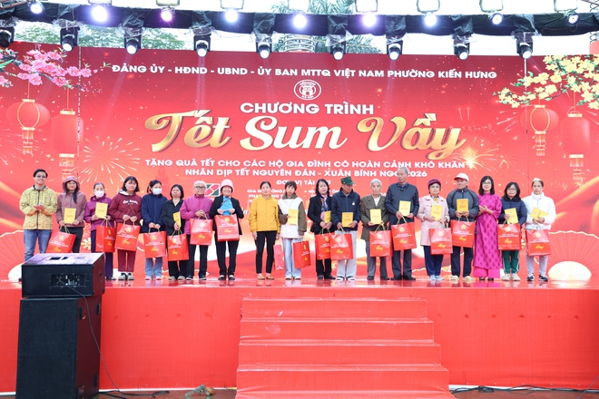“Tết sum vầy” Xuân Bính Ngọ 2026 - 200 suất quà tết trao tặng người có hoàn cảnh khó khăn trên địa bàn phường Kiến Hưng- Ảnh 8.