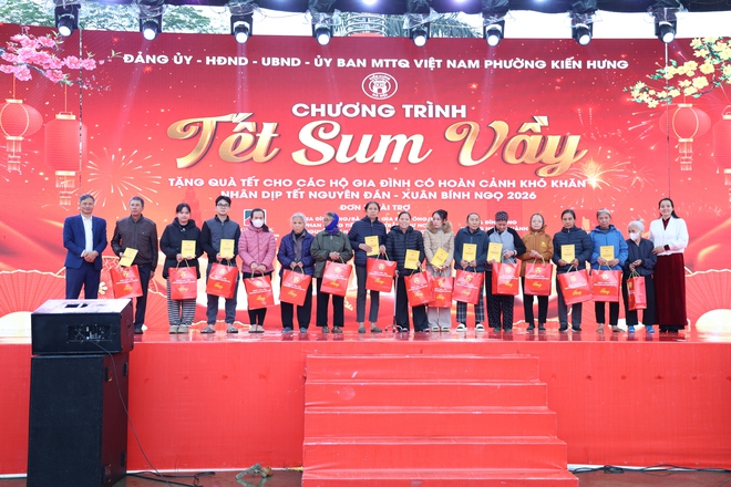 “Tết sum vầy” Xuân Bính Ngọ 2026 - 200 suất quà tết trao tặng người có hoàn cảnh khó khăn trên địa bàn phường Kiến Hưng- Ảnh 9.