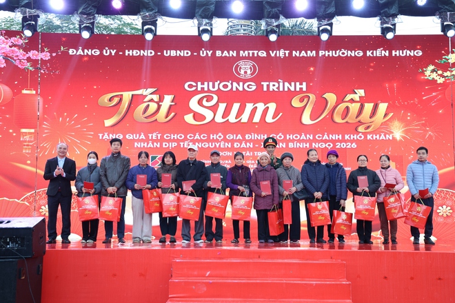 “Tết sum vầy” Xuân Bính Ngọ 2026 - 200 suất quà tết trao tặng người có hoàn cảnh khó khăn trên địa bàn phường Kiến Hưng- Ảnh 10.