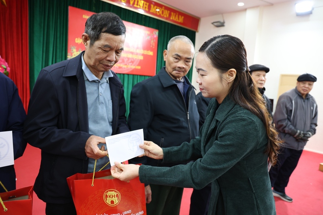 Phường Kiến Hưng gặp mặt, tặng quà tri ân các gia đình chính sách, người có công nhân dịp Tết Bính Ngọ 2026- Ảnh 2.