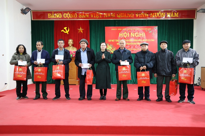 Phường Kiến Hưng gặp mặt, tặng quà tri ân các gia đình chính sách, người có công nhân dịp Tết Bính Ngọ 2026- Ảnh 3.