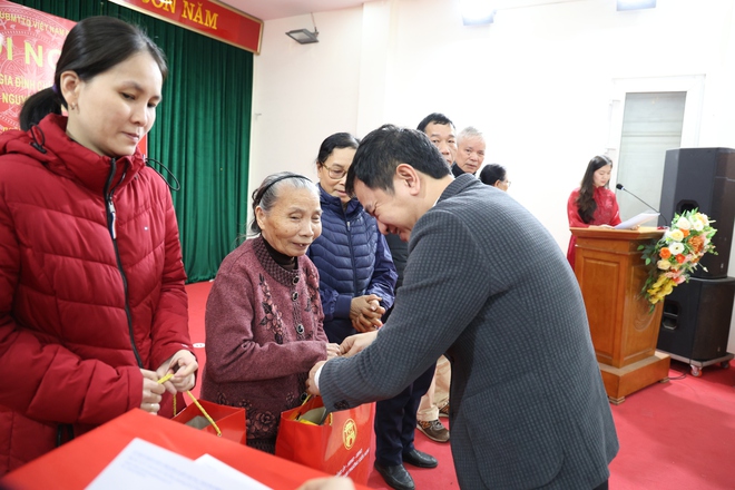 Phường Kiến Hưng gặp mặt, tặng quà tri ân các gia đình chính sách, người có công nhân dịp Tết Bính Ngọ 2026- Ảnh 4.