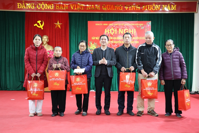 Phường Kiến Hưng gặp mặt, tặng quà tri ân các gia đình chính sách, người có công nhân dịp Tết Bính Ngọ 2026- Ảnh 5.