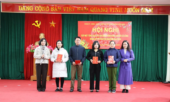 Phường Kiến Hưng gặp mặt, tặng quà tri ân các gia đình chính sách, người có công nhân dịp Tết Bính Ngọ 2026- Ảnh 6.