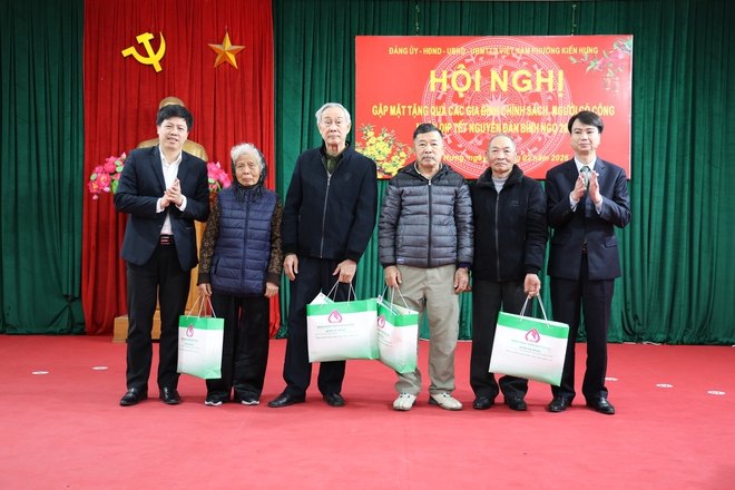 Phường Kiến Hưng gặp mặt, tặng quà tri ân các gia đình chính sách, người có công nhân dịp Tết Bính Ngọ 2026- Ảnh 7.