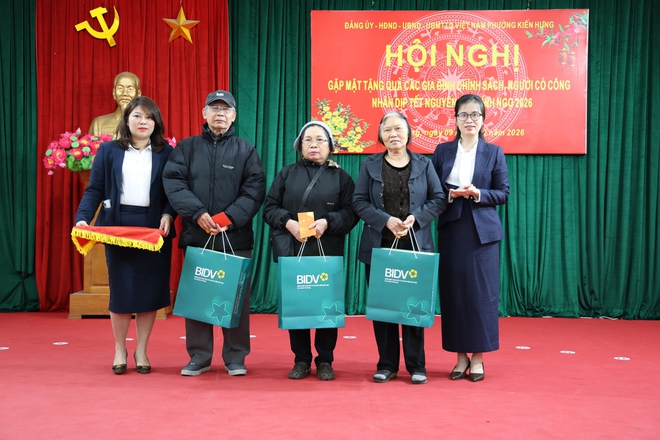 Phường Kiến Hưng gặp mặt, tặng quà tri ân các gia đình chính sách, người có công nhân dịp Tết Bính Ngọ 2026- Ảnh 8.