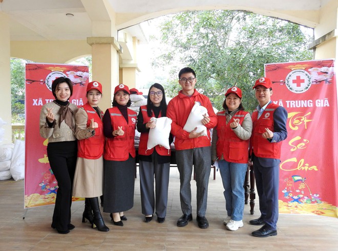 XÃ TRUNG GIÃ TỔ CHỨC CHƯƠNG TRÌNH “XUÂN GẮN KẾT – TẾT SUM VẦY” CHĂM LO TẾT CHO HỘ CẬN NGHÈO, HỘ CÓ HOÀN CẢNH KHÓ KHĂN NHÂN DỊP TẾT NGUYÊN ĐÁN XUÂN BÍNH NGỌ 2026, TỪ CÁC NGUỒN LỰC VỚI TỔNG TIỀN VÀ QUÀ HƠN 500 TRIỆU ĐỒNG- Ảnh 12.