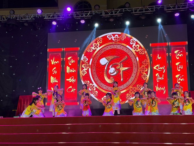 TRUNG GIÃ TƯNG BỪNG KHAI MẠC CHỢ HOA XUÂN TẾT BÍNH NGỌ 2026 – LAN TỎA YÊU THƯƠNG QUA HOẠT ĐỘNG ĐẤU GIÁ TỪ THIỆN- Ảnh 8.