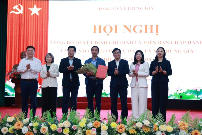 BAN THƯỜNG VỤ THÀNH ỦY HÀ NỘI CHỈ ĐỊNH TRUNG TÁ NGÔ XUÂN DŨNG THAM GIA BAN THƯỜNG VỤ ĐẢNG ỦY XÃ TRUNG GIÃ- Ảnh 1.