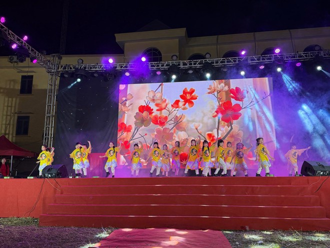 TRUNG GIÃ TƯNG BỪNG KHAI MẠC CHỢ HOA XUÂN TẾT BÍNH NGỌ 2026 – LAN TỎA YÊU THƯƠNG QUA HOẠT ĐỘNG ĐẤU GIÁ TỪ THIỆN- Ảnh 7.