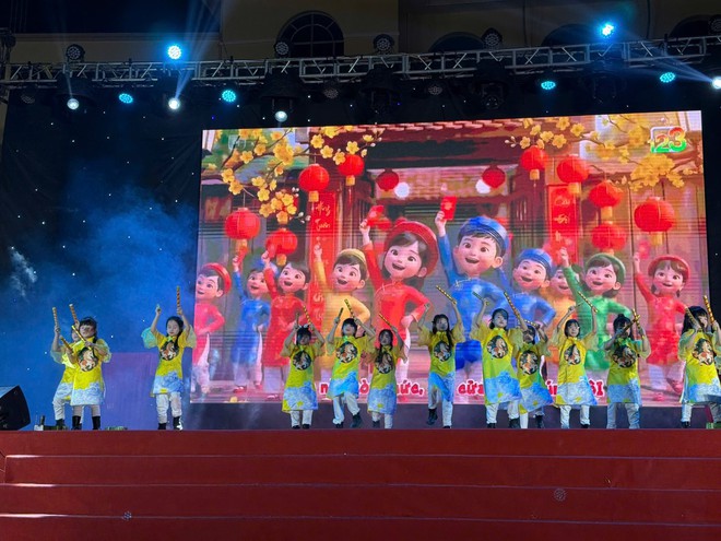 TRUNG GIÃ TƯNG BỪNG KHAI MẠC CHỢ HOA XUÂN TẾT BÍNH NGỌ 2026 – LAN TỎA YÊU THƯƠNG QUA HOẠT ĐỘNG ĐẤU GIÁ TỪ THIỆN- Ảnh 4.