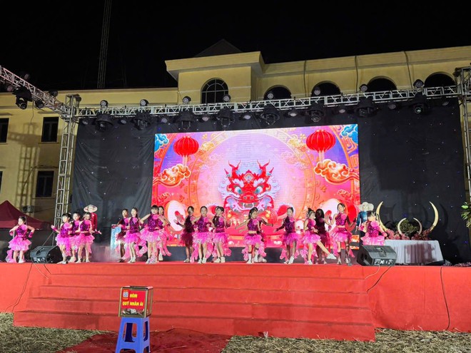 TRUNG GIÃ TƯNG BỪNG KHAI MẠC CHỢ HOA XUÂN TẾT BÍNH NGỌ 2026 – LAN TỎA YÊU THƯƠNG QUA HOẠT ĐỘNG ĐẤU GIÁ TỪ THIỆN- Ảnh 3.