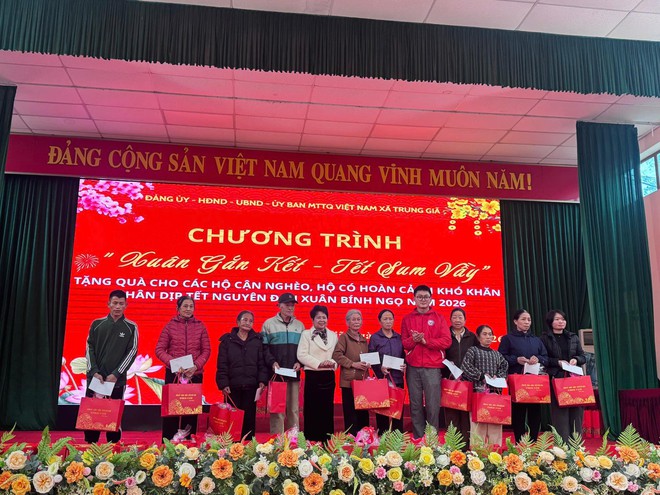 XÃ TRUNG GIÃ TỔ CHỨC CHƯƠNG TRÌNH “XUÂN GẮN KẾT – TẾT SUM VẦY” CHĂM LO TẾT CHO HỘ CẬN NGHÈO, HỘ CÓ HOÀN CẢNH KHÓ KHĂN NHÂN DỊP TẾT NGUYÊN ĐÁN XUÂN BÍNH NGỌ 2026, TỪ CÁC NGUỒN LỰC VỚI TỔNG TIỀN VÀ QUÀ HƠN 500 TRIỆU ĐỒNG- Ảnh 6.