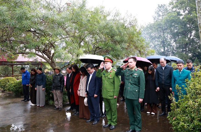 XÃ TRUNG GIÃ TỔ CHỨC CÁC ĐOÀN DÂNG HƯƠNG, VIẾNG NGHĨA TRANG LIỆT SỸ TRÊN ĐỊA BÀN- Ảnh 8.
