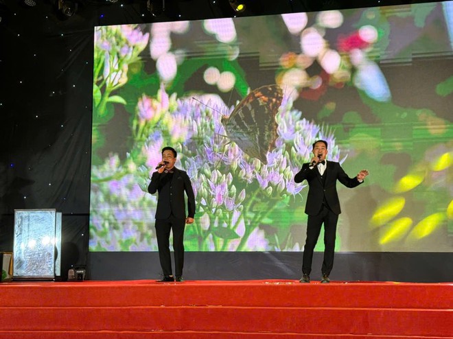 TRUNG GIÃ TƯNG BỪNG KHAI MẠC CHỢ HOA XUÂN TẾT BÍNH NGỌ 2026 – LAN TỎA YÊU THƯƠNG QUA HOẠT ĐỘNG ĐẤU GIÁ TỪ THIỆN- Ảnh 2.