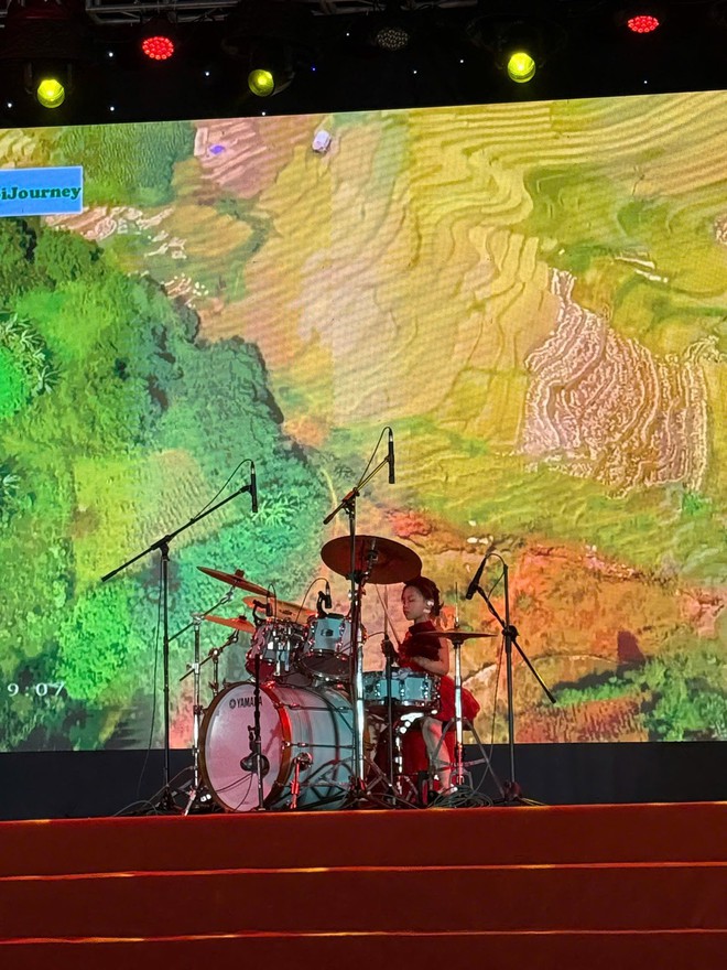 TRUNG GIÃ TƯNG BỪNG KHAI MẠC CHỢ HOA XUÂN TẾT BÍNH NGỌ 2026 – LAN TỎA YÊU THƯƠNG QUA HOẠT ĐỘNG ĐẤU GIÁ TỪ THIỆN- Ảnh 5.