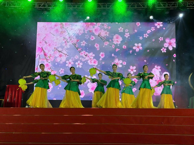 TRUNG GIÃ TƯNG BỪNG KHAI MẠC CHỢ HOA XUÂN TẾT BÍNH NGỌ 2026 – LAN TỎA YÊU THƯƠNG QUA HOẠT ĐỘNG ĐẤU GIÁ TỪ THIỆN- Ảnh 6.