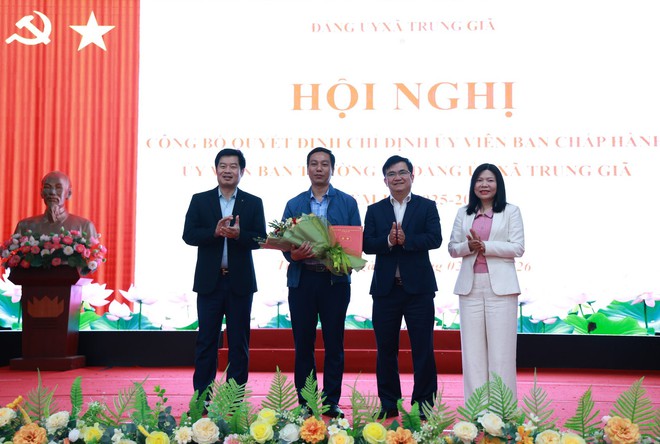 BAN THƯỜNG VỤ THÀNH ỦY HÀ NỘI CHỈ ĐỊNH TRUNG TÁ NGÔ XUÂN DŨNG THAM GIA BAN THƯỜNG VỤ ĐẢNG ỦY XÃ TRUNG GIÃ- Ảnh 2.