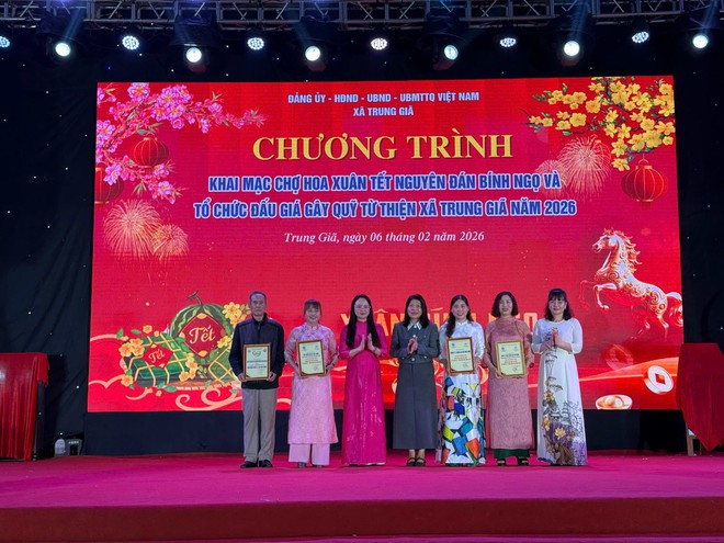 TRUNG GIÃ TƯNG BỪNG KHAI MẠC CHỢ HOA XUÂN TẾT BÍNH NGỌ 2026 – LAN TỎA YÊU THƯƠNG QUA HOẠT ĐỘNG ĐẤU GIÁ TỪ THIỆN- Ảnh 18.