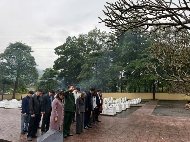 XÃ TRUNG GIÃ TỔ CHỨC CÁC ĐOÀN DÂNG HƯƠNG, VIẾNG NGHĨA TRANG LIỆT SỸ TRÊN ĐỊA BÀN- Ảnh 4.