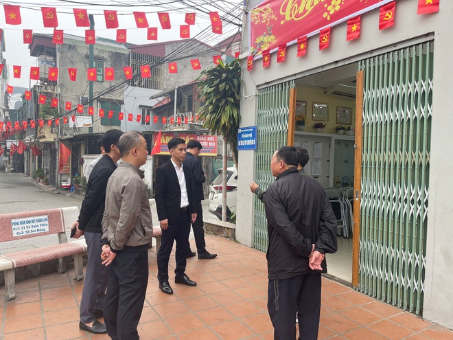 Ban bầu cử đại biểu HĐND phường Phúc Lợi nhiệm kỳ 2026-2031 ở đơn vị bầu cử số 4 kiểm tra công tác niêm yết danh sách cử tri và cơ sở vật chất chuẩn bị bầu cử tại các khu vực bỏ phiếu- Ảnh 1.