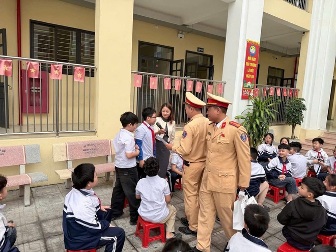 Trường Tiểu học Vân Tảo tổ chức tuyên truyền, phổ biến pháp luật về trật tự an toàn giao thông năm học 2025 - 2026- Ảnh 1.