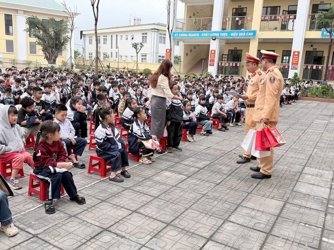 Trường Tiểu học Vân Tảo tổ chức tuyên truyền, phổ biến pháp luật về trật tự an toàn giao thông năm học 2025 - 2026- Ảnh 2.