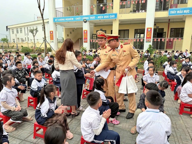 Trường Tiểu học Vân Tảo tổ chức tuyên truyền, phổ biến pháp luật về trật tự an toàn giao thông năm học 2025 - 2026- Ảnh 3.