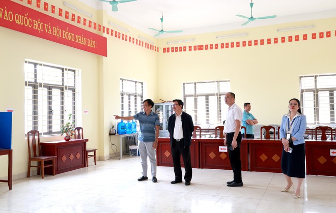 BÍ THƯ ĐẢNG ỦY XÃ TRUNG GIÃ KIỂM TRA CÔNG TÁC CHUẨN BỊ BẦU CỬ TẠI CÁC KHU VỰC BỎ PHIẾU- Ảnh 12.
