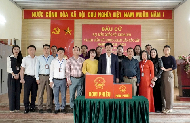 ĐỒNG CHÍ NGUYỄN BÁ HOÀNG – PHÓ BÍ THƯ ĐẢNG ỦY, CHỦ TỊCH UBND XÃ KIỂM TRA CÔNG TÁC CHUẨN BỊ BẦU CỬ TẠI ĐƠN VỊ BẦU CỬ SỐ 5 VÀ SỐ 6- Ảnh 1.