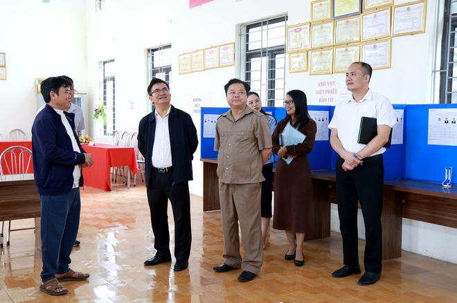 BÍ THƯ ĐẢNG ỦY XÃ TRUNG GIÃ KIỂM TRA CÔNG TÁC CHUẨN BỊ BẦU CỬ TẠI CÁC KHU VỰC BỎ PHIẾU- Ảnh 7.